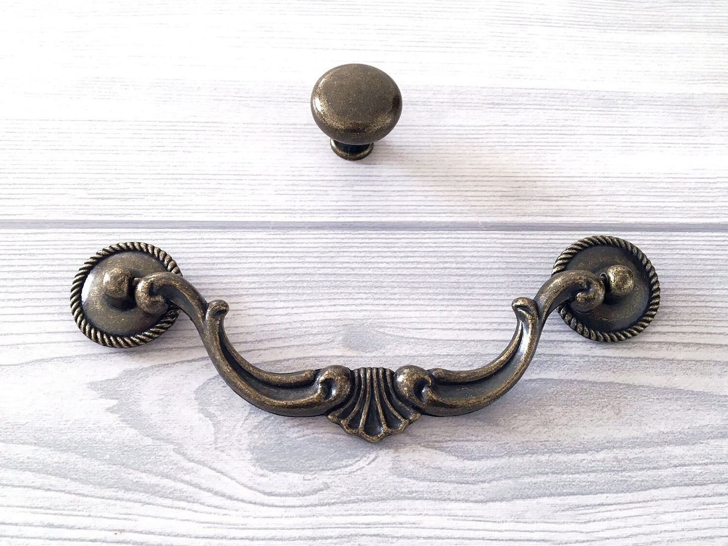 5.5“ Vintage Style Bail Drawer Pulls Drop Handle, Round Knob, Antique Bronze