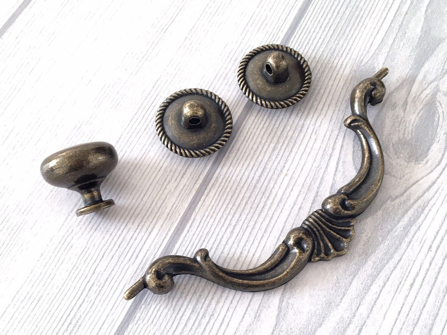 5.5“ Vintage Style Bail Drawer Pulls Drop Handle, Round Knob, Antique Bronze