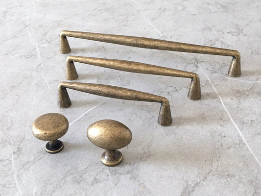 Schubladengriffe in Antik-Bronze, ovale Schrankknöpfe | Lynns Hardware