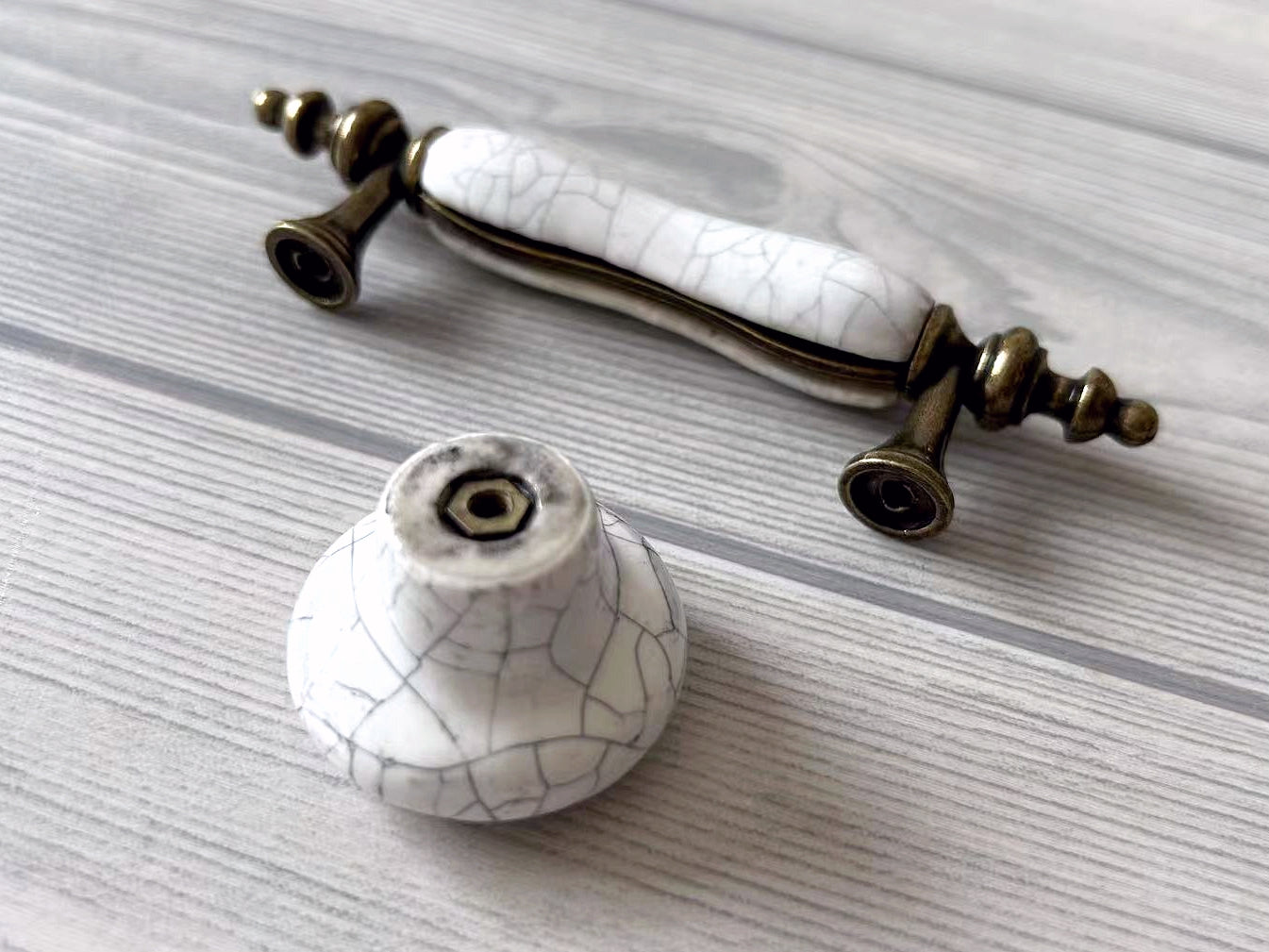 3" Centers White Crackle Keramik Schrankgriff - Porzellan / Antik Bronze