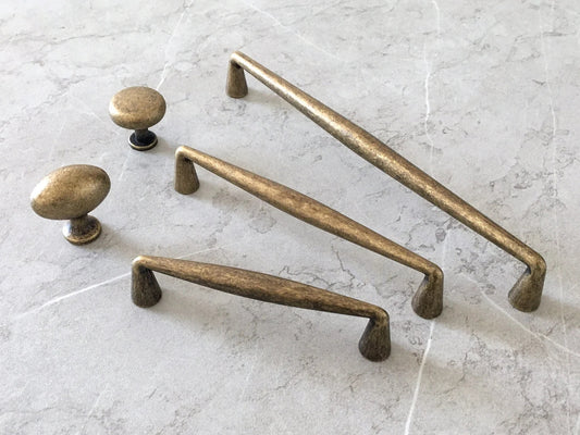 Schubladengriffe in Antik-Bronze, ovale Schrankknöpfe | Lynns Hardware