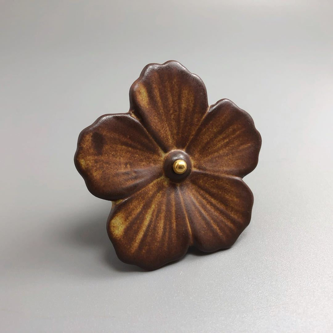 Wood effect ceramic flower shaped cabinet pull
