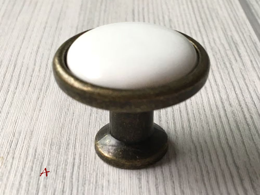 Poignées de tiroir en porcelaine blanche et bronze antique | Lynns Hardware