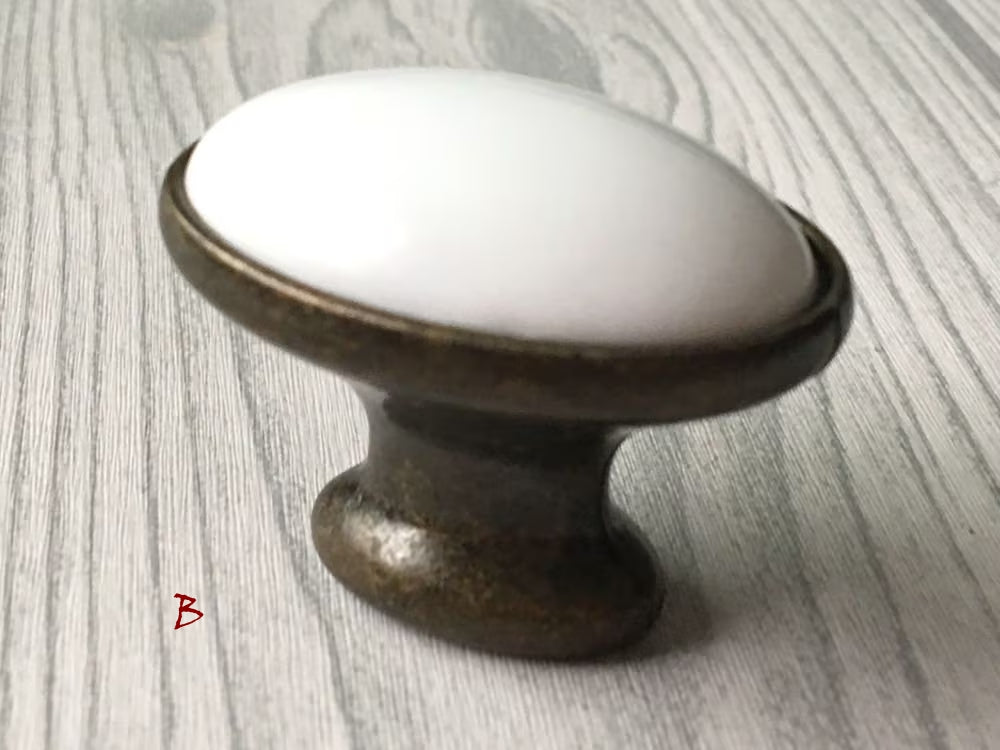 Poignées de tiroir en porcelaine blanche et bronze antique | Lynns Hardware