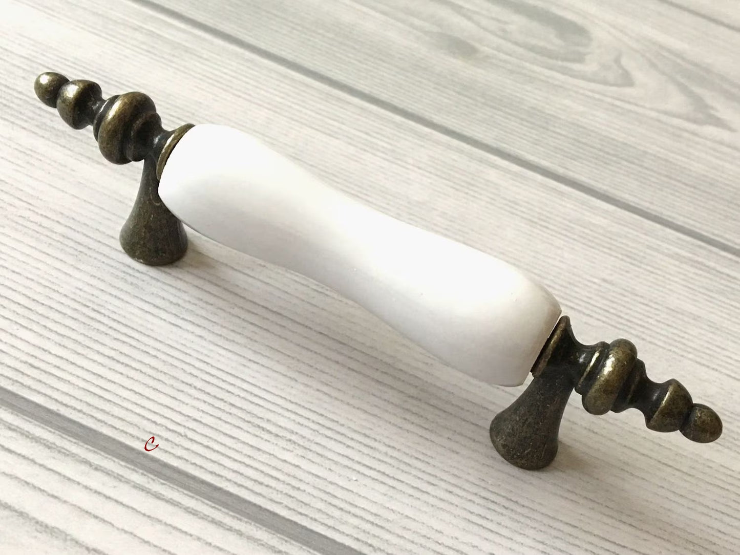 Poignées de tiroir en porcelaine blanche et bronze antique | Lynns Hardware