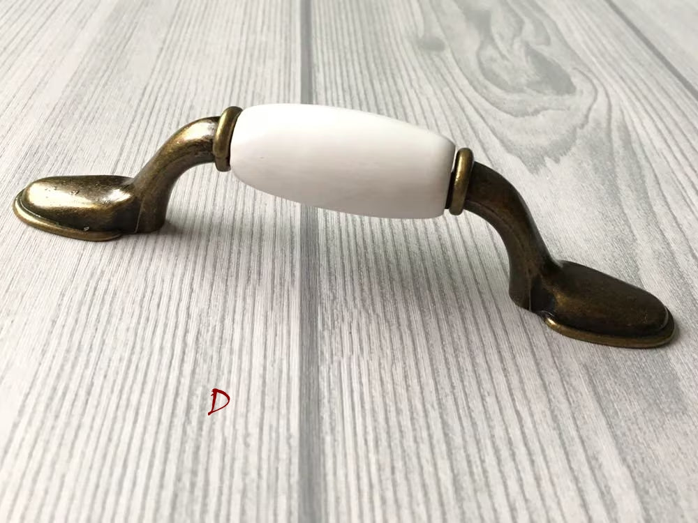 Poignées de tiroir en porcelaine blanche et bronze antique | Lynns Hardware