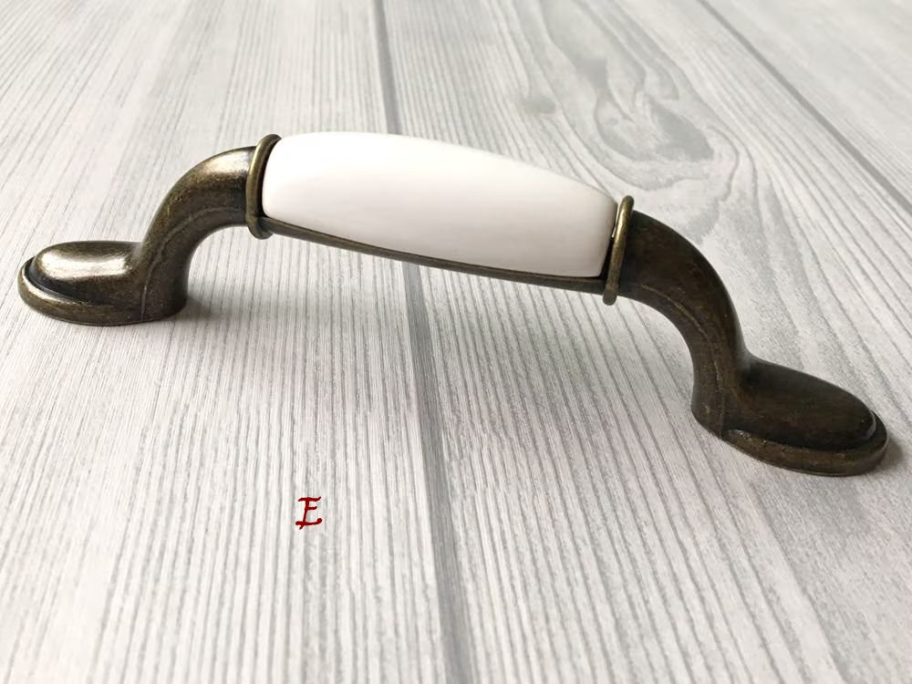 Poignées de tiroir en porcelaine blanche et bronze antique | Lynns Hardware