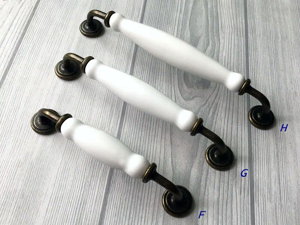 Poignées de tiroir en porcelaine blanche et bronze antique | Lynns Hardware