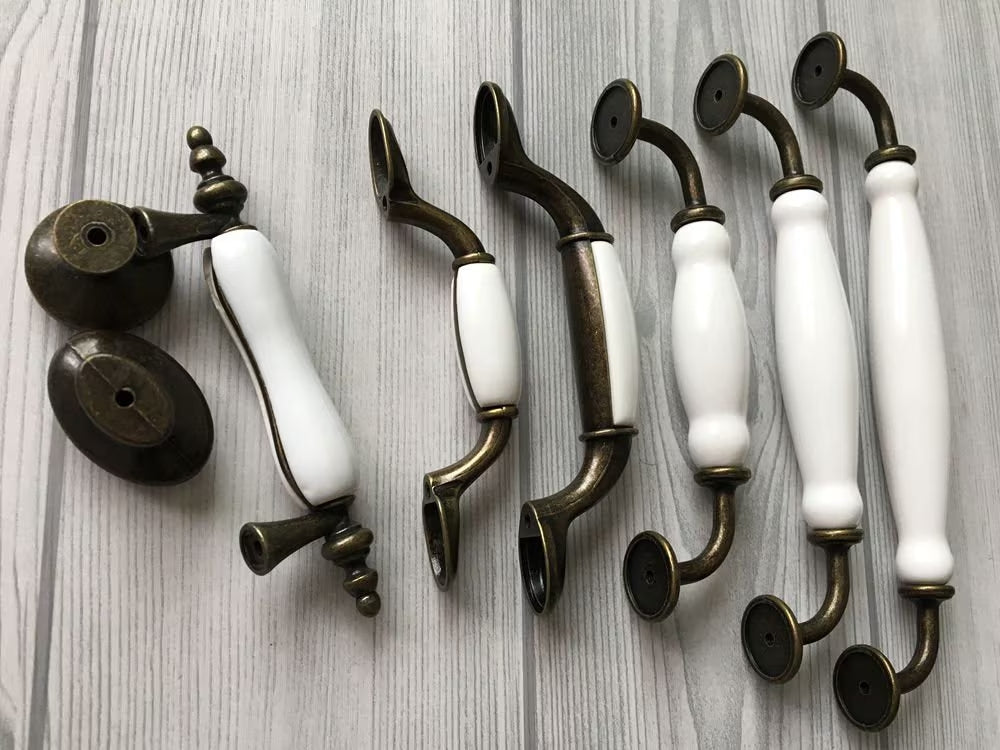 Poignées de tiroir en porcelaine blanche et bronze antique | Lynns Hardware