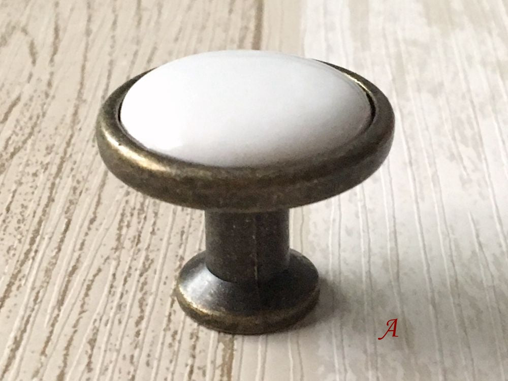 Poignées de tiroir et d'armoire en céramique blanche et bronze antique | Lynns Hardware
