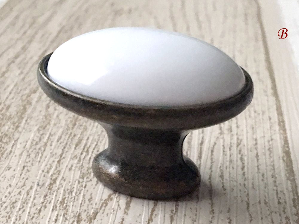 Poignées de tiroir et d'armoire en céramique blanche et bronze antique | Lynns Hardware