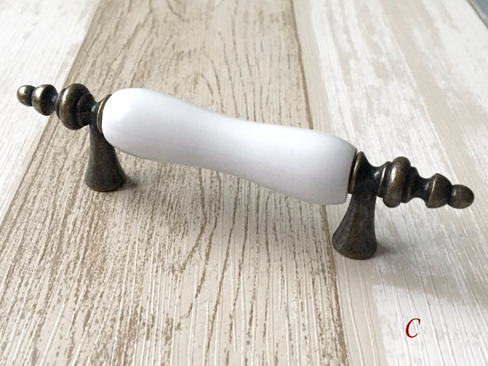 Poignées de tiroir et d'armoire en céramique blanche et bronze antique | Lynns Hardware
