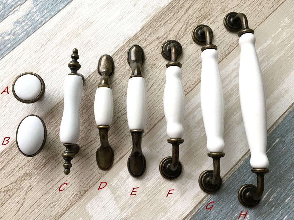 Poignées de tiroir et d'armoire en céramique blanche et bronze antique | Lynns Hardware
