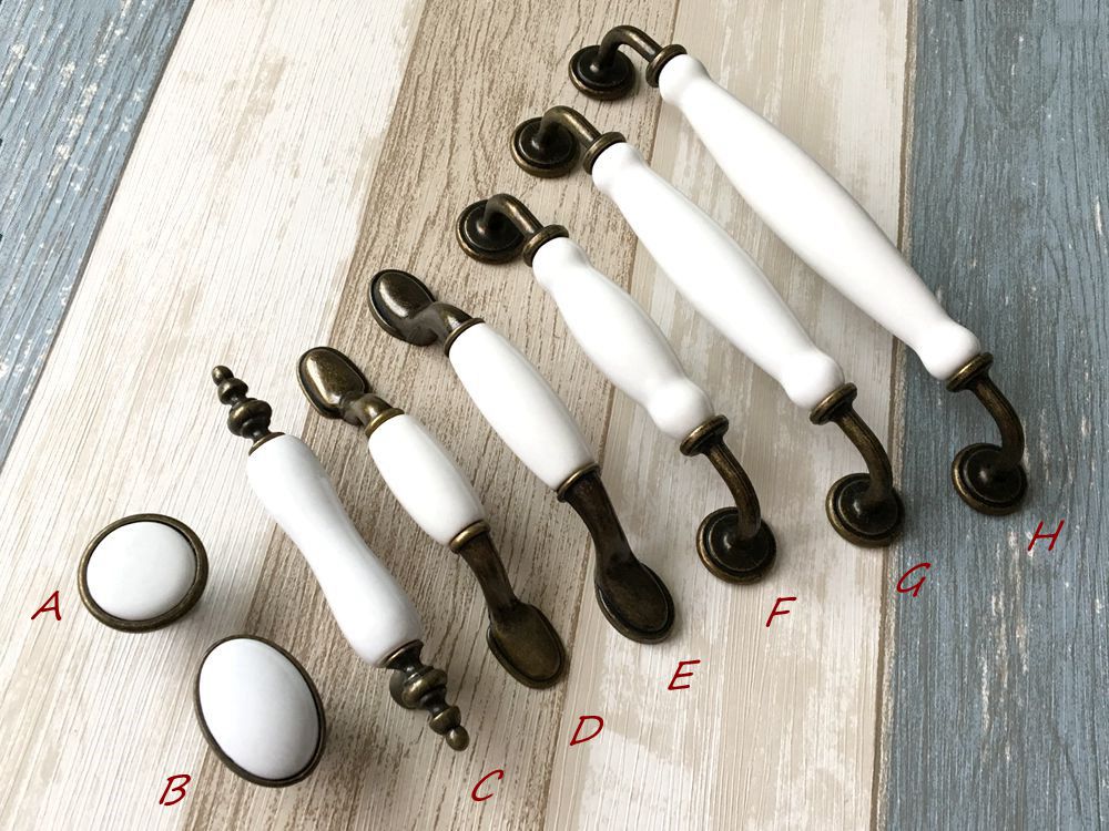 Poignées de tiroir et d'armoire en céramique blanche et bronze antique | Lynns Hardware