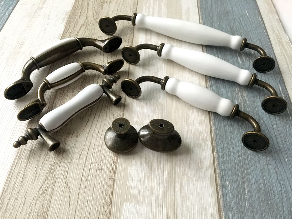 Poignées de tiroir et d'armoire en céramique blanche et bronze antique | Lynns Hardware