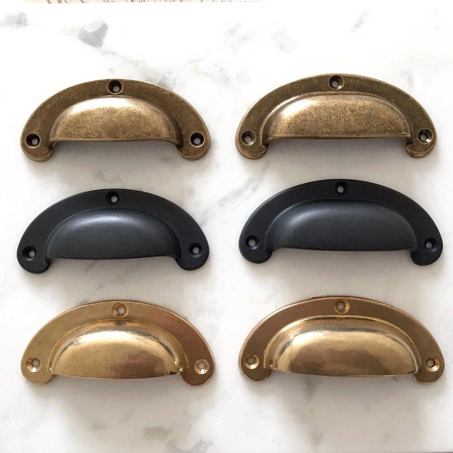 Poignées de tasse en laiton, bronze antique non laqué | Lynns Hardware