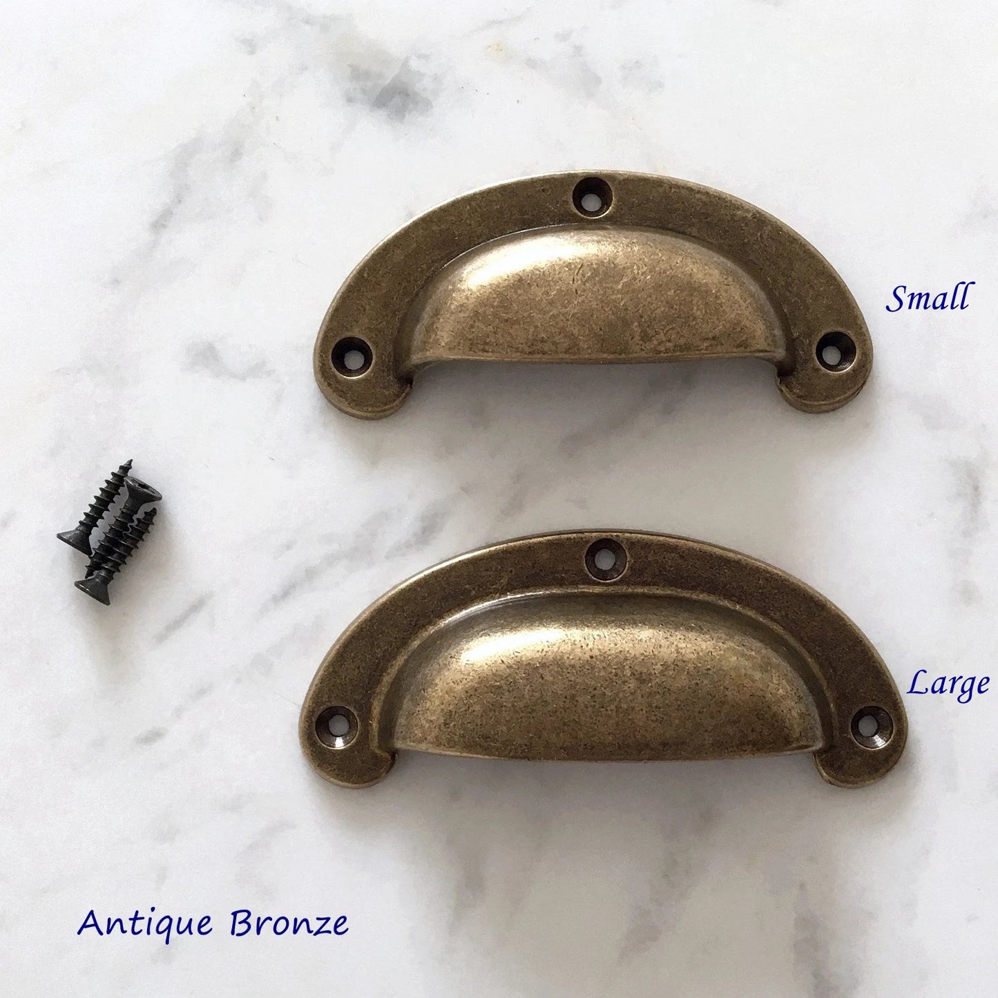 Poignées de tasse en laiton, bronze antique non laqué | Lynns Hardware