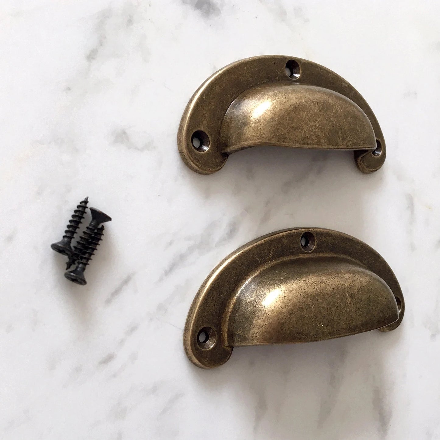 Poignées de tasse en laiton, bronze antique non laqué | Lynns Hardware