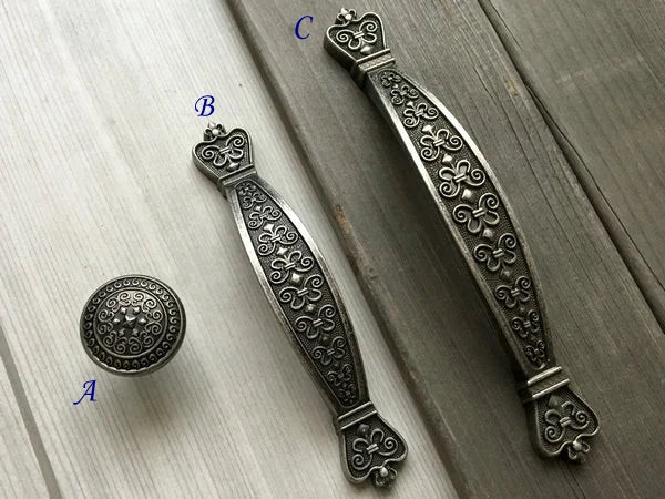 Antike Schubladengriffe aus Zinn mit geprägtem Motiv, Schrankgriffe – 3,75" x 5" Löcher