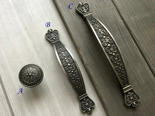 Poignées de tiroir en étain antique avec motif en relief - Trous de 3,75" et 5"