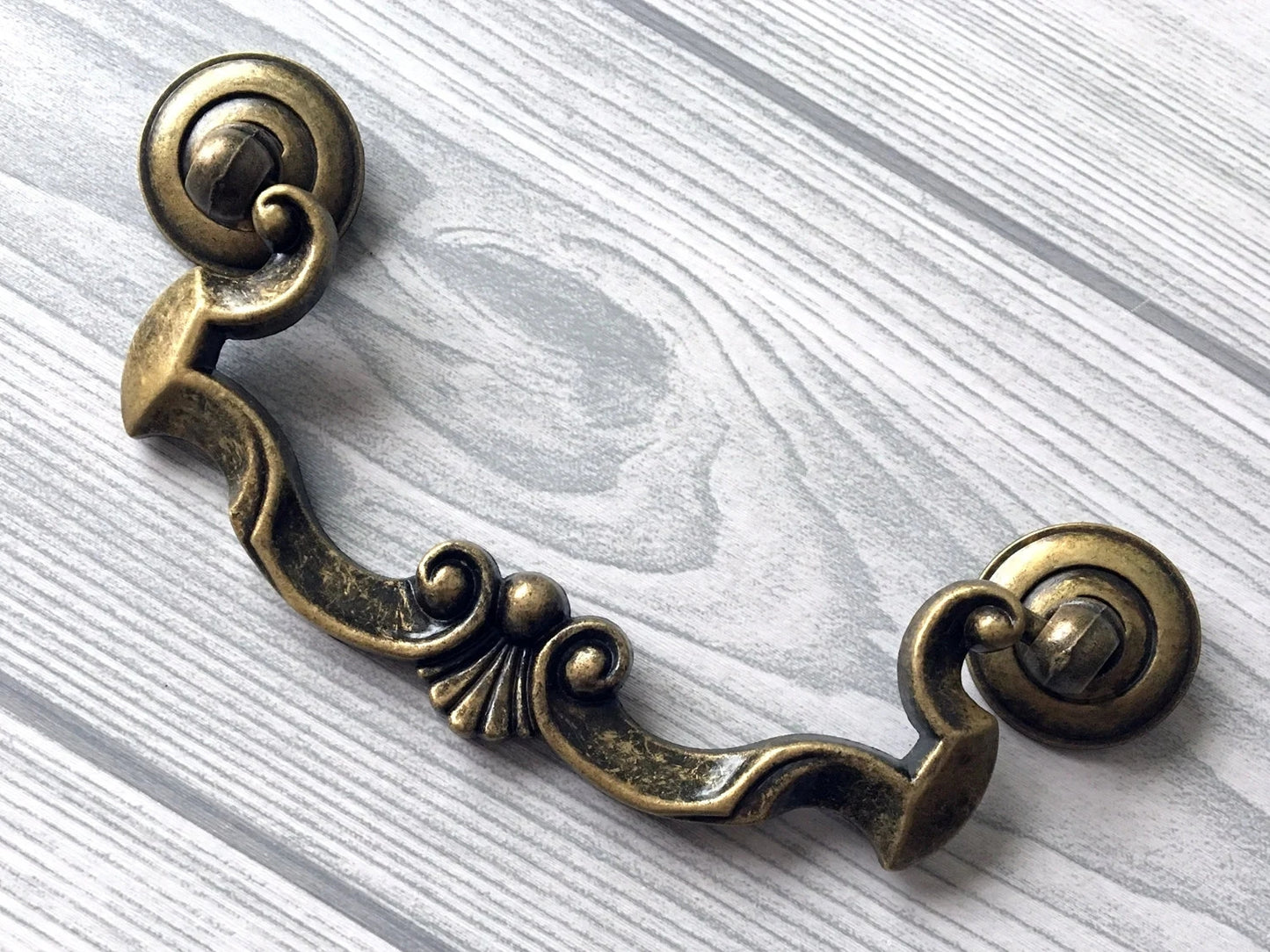 Poignées de tiroir à étrier de 4,25 po, bronze antique - Entraxe de 4 1/4 po