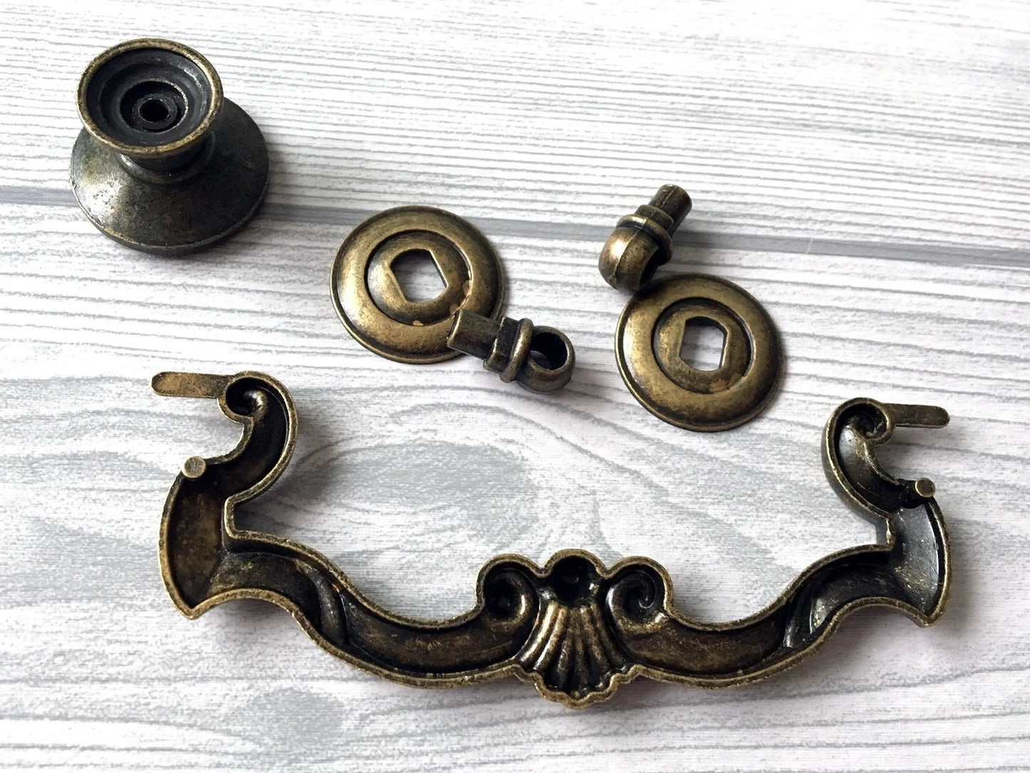 Poignées de tiroir à étrier de 4,25 po, bronze antique - Entraxe de 4 1/4 po