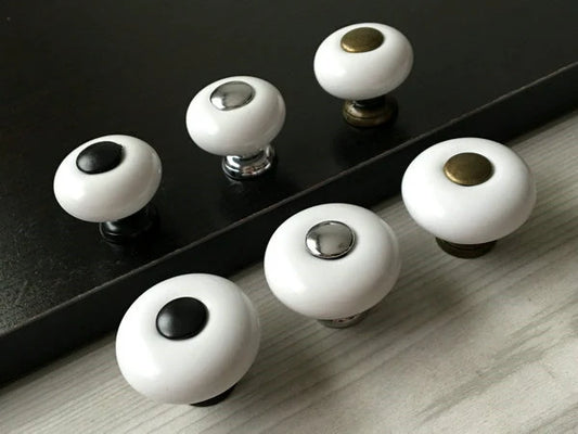 Bouton de meuble rond en céramique blanche avec centre et base en métal