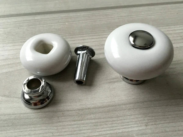 Runder Schrankknopf aus weißer Keramik mit Metallmitte und -unterseite