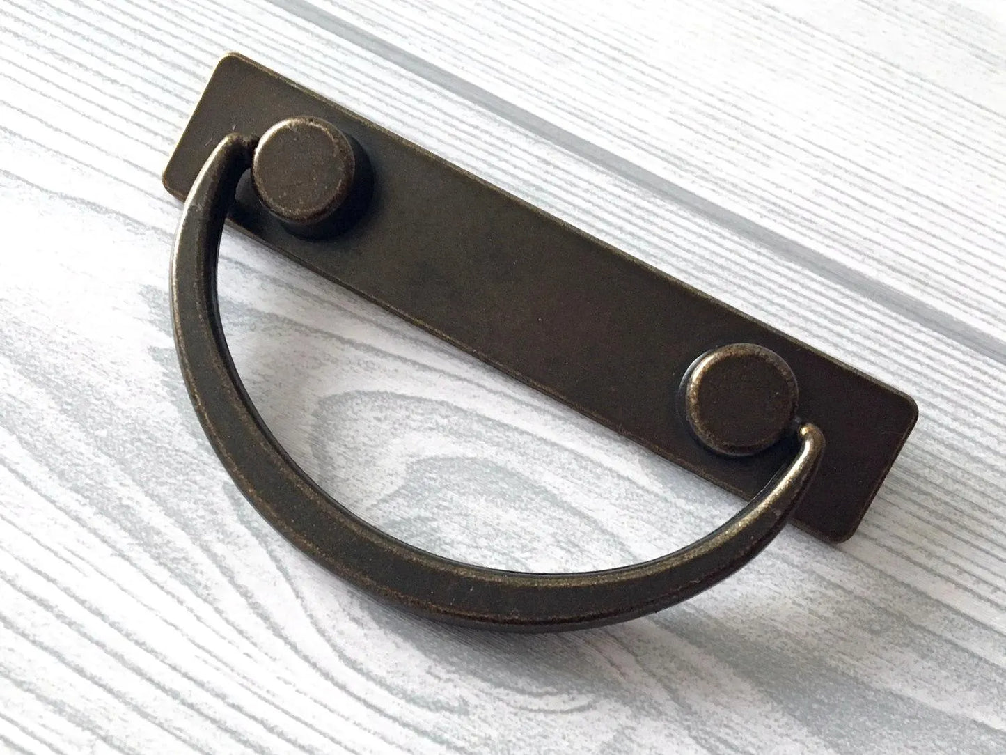 Poignée pivotante rétro de 2,5 pouces avec finition bronze antique - 2 1/2 po 64 mm centre à centre