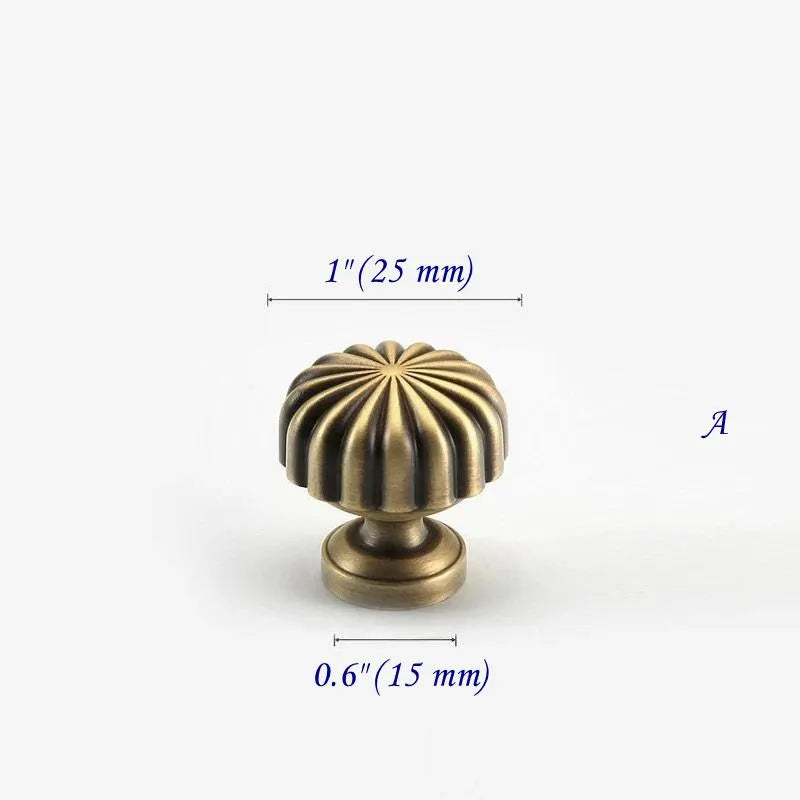 Bouton de tiroir en bronze vieilli en forme de citrouille et de feuille de ginkgo avec motif soleil