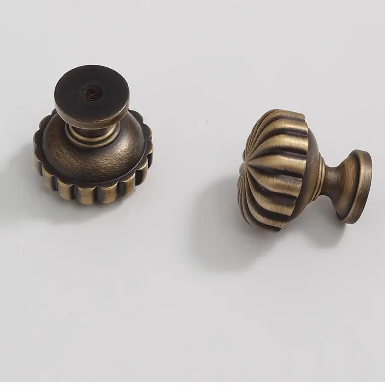 Bouton de tiroir en bronze vieilli en forme de citrouille et de feuille de ginkgo avec motif soleil