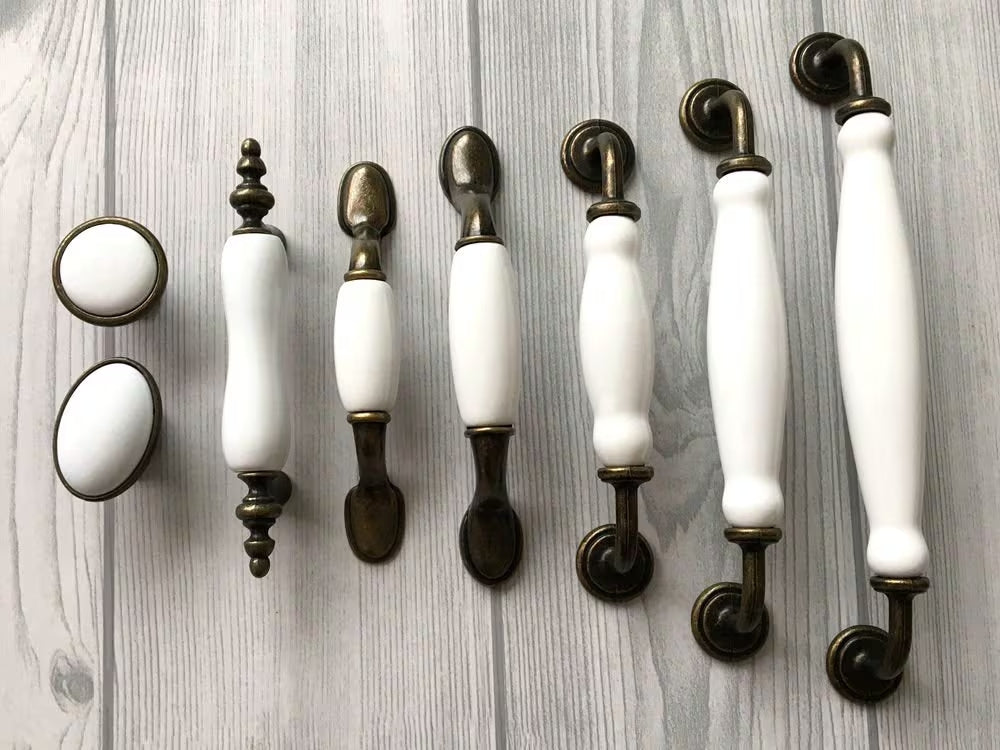 Poignées de tiroir en porcelaine blanche et bronze antique | Lynns Hardware