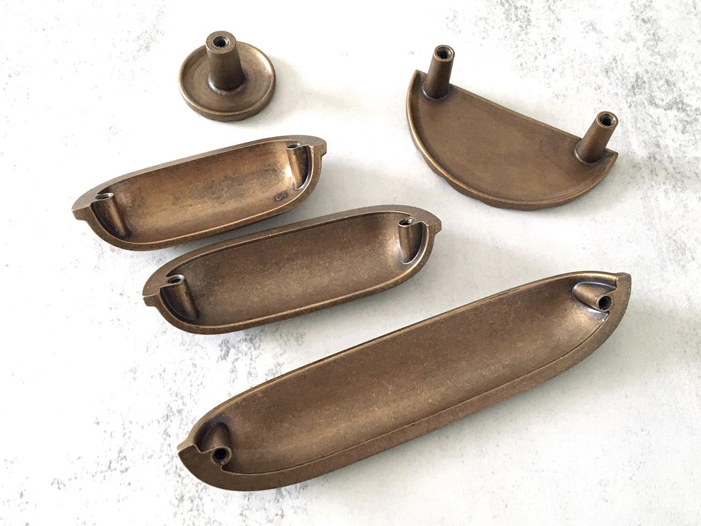 Poignée de tiroir en bronze antique avec trous de 2,5", 2 1/2", 3", 5".