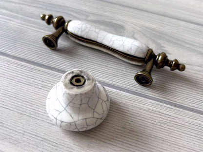 3" Centers White Crackle Keramik Schrankgriff - Porzellan / Antik Bronze 