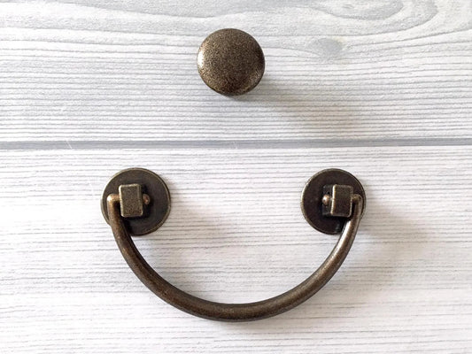 Poignées de tiroir de 7,6 cm (3 po) en bronze antique, entraxe de 76 mm | Lynns Hardware