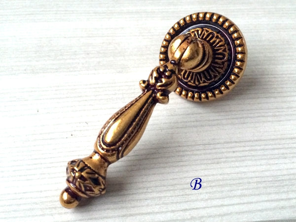 2.5" 3.75" Ornate Drawer Pulls - Antique Gold Brass - LynnsHardware