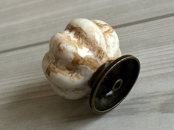 Decorative ceramic knob with bronze base 