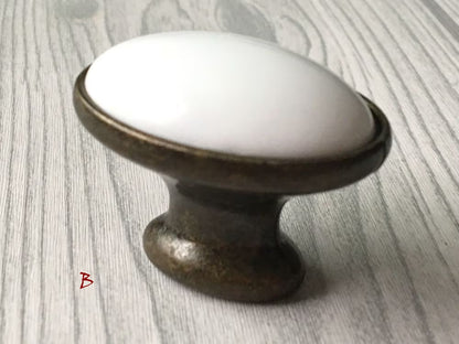 Poignées de tiroir en porcelaine blanche et bronze antique | Lynns Hardware