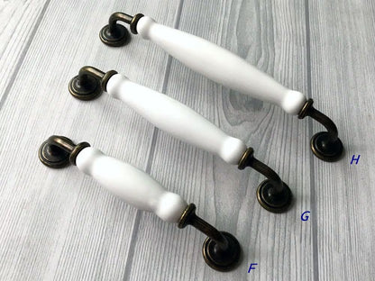 Poignées de tiroir en porcelaine blanche et bronze antique | Lynns Hardware