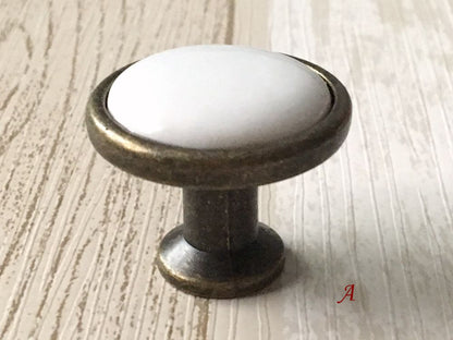 Poignées de tiroir et d'armoire en céramique blanche et bronze antique | Lynns Hardware