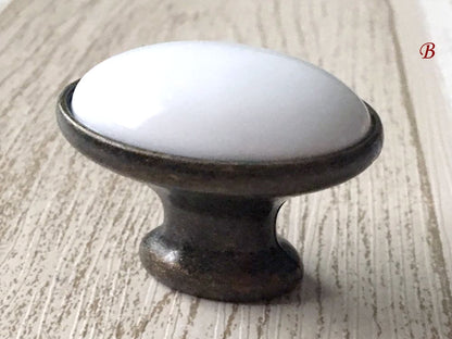 Poignées de tiroir et d'armoire en céramique blanche et bronze antique | Lynns Hardware