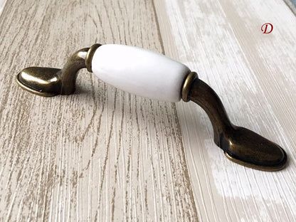 Poignées de tiroir et d'armoire en céramique blanche et bronze antique | Lynns Hardware