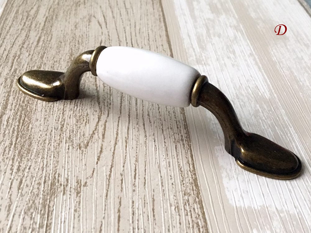 Poignées de tiroir et d'armoire en céramique blanche et bronze antique | Lynns Hardware