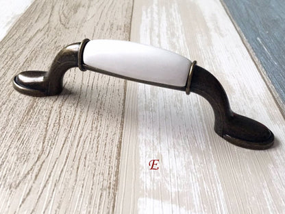 Poignées de tiroir et d'armoire en céramique blanche et bronze antique | Lynns Hardware