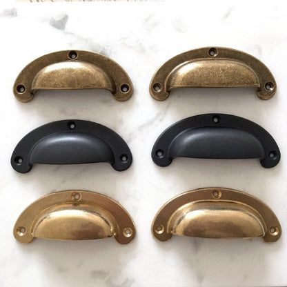 Poignées de tasse en laiton, bronze antique non laqué | Lynns Hardware