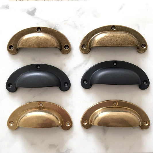 Poignées de tasse en laiton, bronze antique non laqué | Lynns Hardware