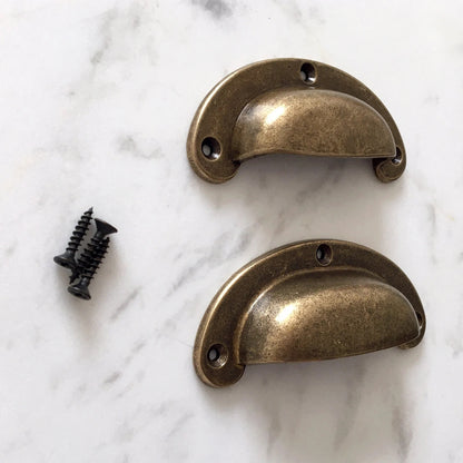 Poignées de tasse en laiton, bronze antique non laqué | Lynns Hardware