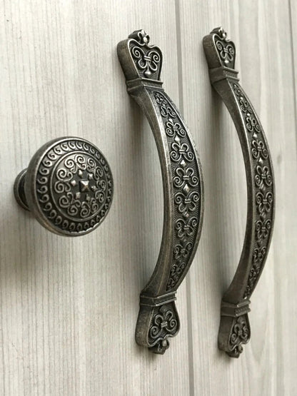 Antike Schubladengriffe aus Zinn mit geprägtem Motiv, Schrankgriffe – 3,75" x 5" Löcher