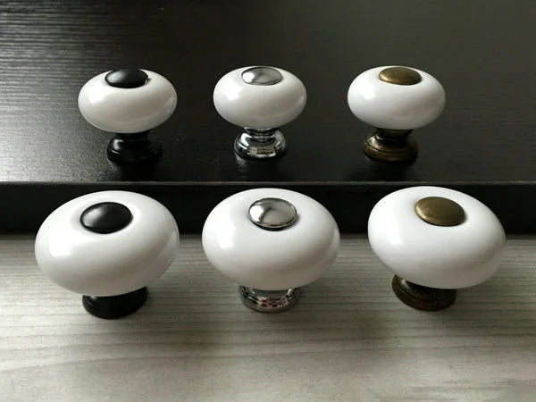 Runder Schrankknopf aus weißer Keramik mit Metallmitte und -unterseite 