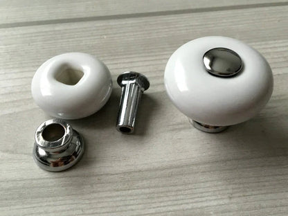 Runder Schrankknopf aus weißer Keramik mit Metallmitte und -unterseite 